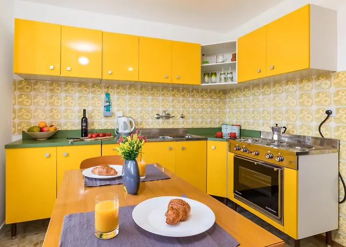 Quirky Arena With Parking *