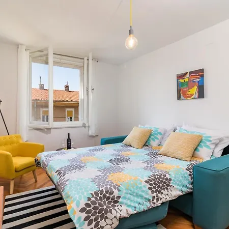 Quirky Arena With Parking Daire *