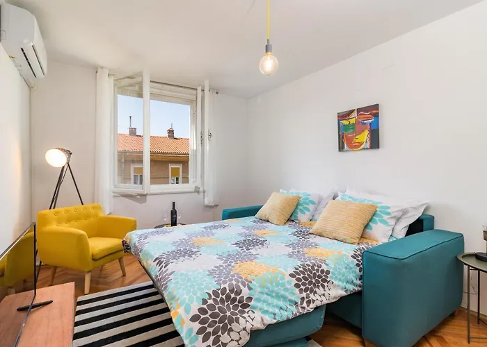 Quirky Arena With Parking Daire *